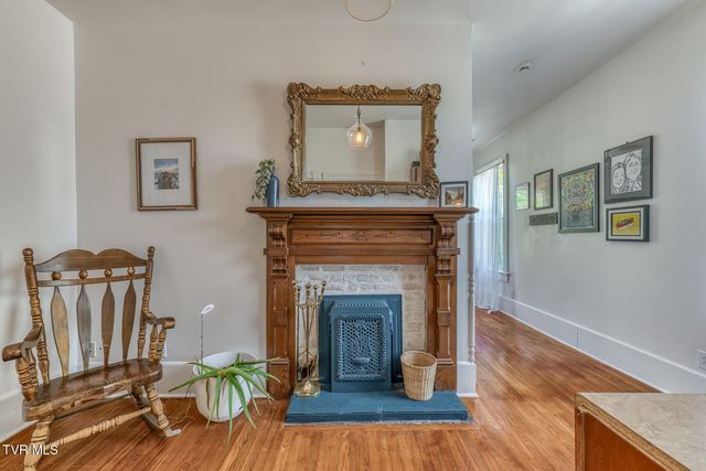 123 East Unaka Avenue, Johnson City, TN 37601