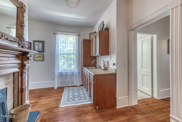 123 East Unaka Avenue, Johnson City, TN 37601