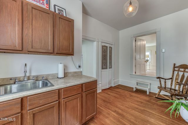 123 East Unaka Avenue, Johnson City, TN 37601