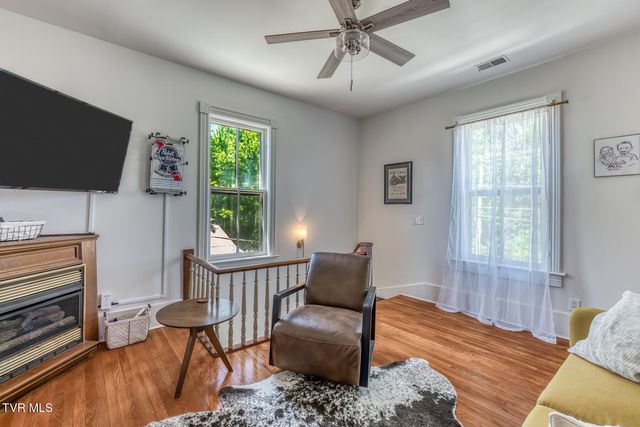 123 East Unaka Avenue, Johnson City, TN 37601