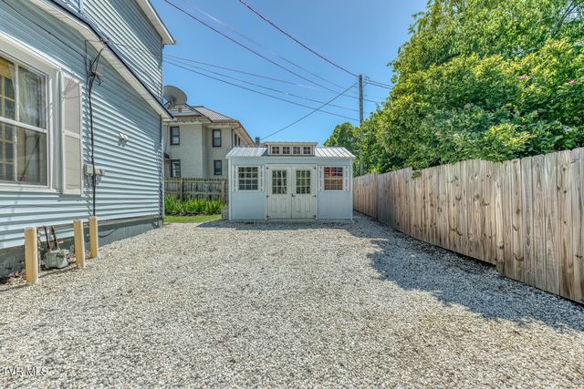 123 East Unaka Avenue, Johnson City, TN 37601