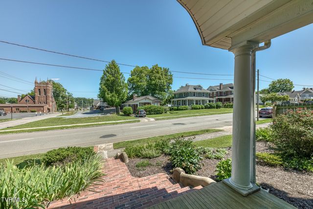 123 East Unaka Avenue, Johnson City, TN 37601