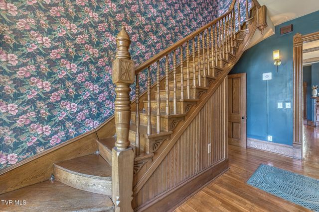 123 East Unaka Avenue, Johnson City, TN 37601