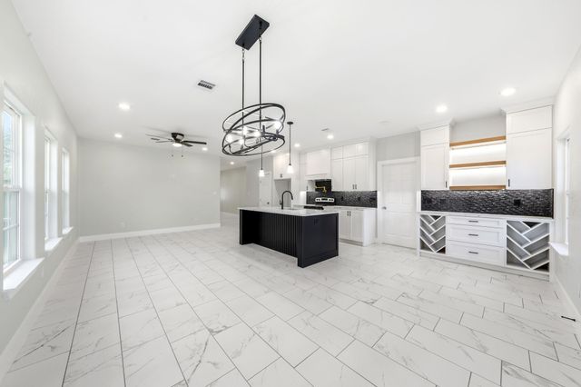 1202 N Breckenridge Street, Ennis, TX 75119