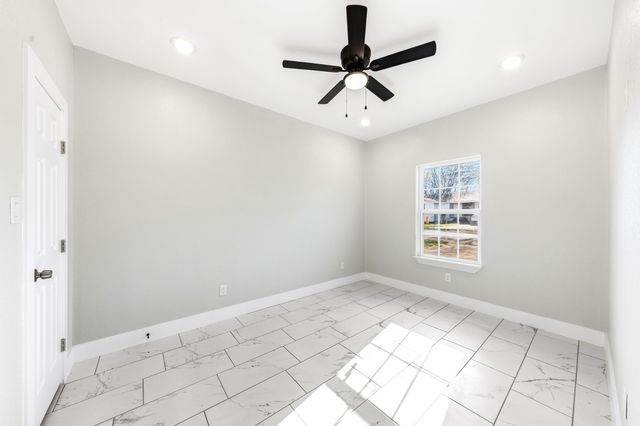 1202 N Breckenridge Street, Ennis, TX 75119