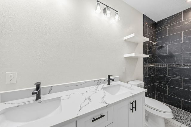 1202 N Breckenridge Street, Ennis, TX 75119