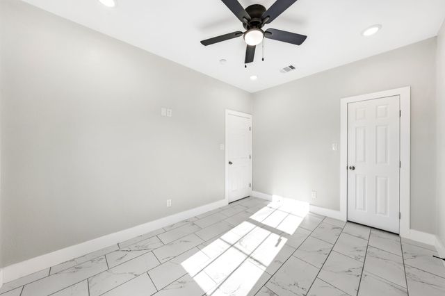 1202 N Breckenridge Street, Ennis, TX 75119