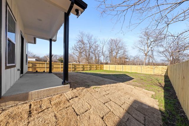 1202 N Breckenridge Street, Ennis, TX 75119