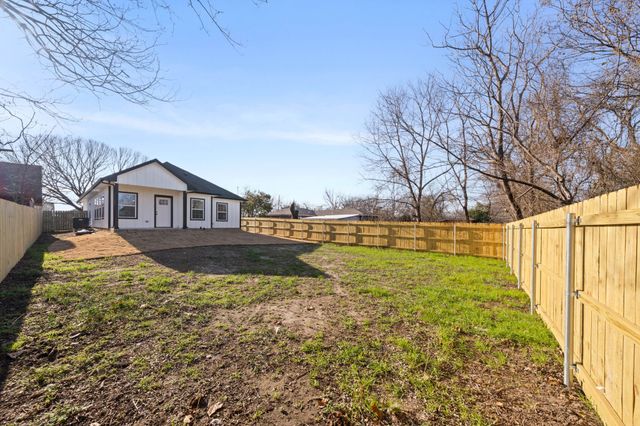 1202 N Breckenridge Street, Ennis, TX 75119