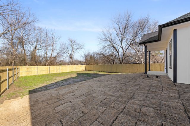 1202 N Breckenridge Street, Ennis, TX 75119