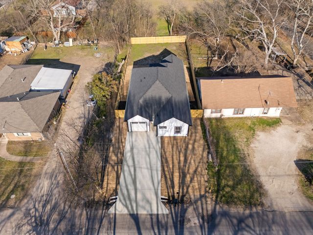 1202 N Breckenridge Street, Ennis, TX 75119