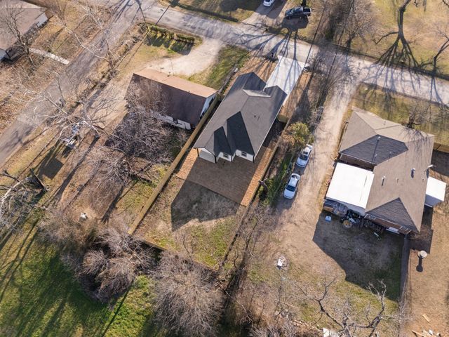 1202 N Breckenridge Street, Ennis, TX 75119