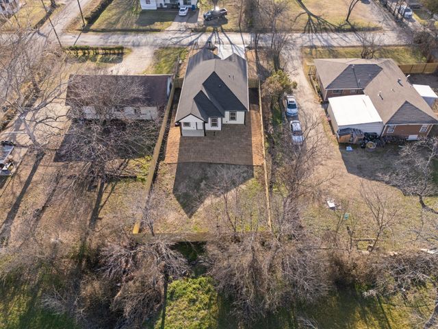 1202 N Breckenridge Street, Ennis, TX 75119