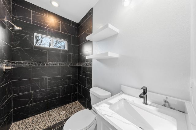 1202 N Breckenridge Street, Ennis, TX 75119