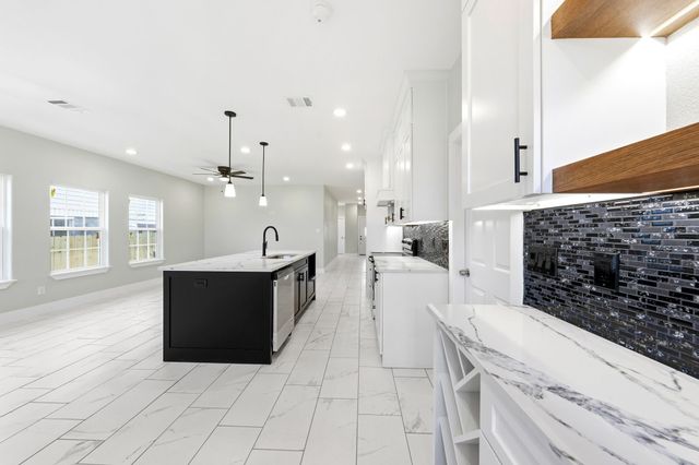 1202 N Breckenridge Street, Ennis, TX 75119