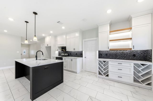 1202 N Breckenridge Street, Ennis, TX 75119