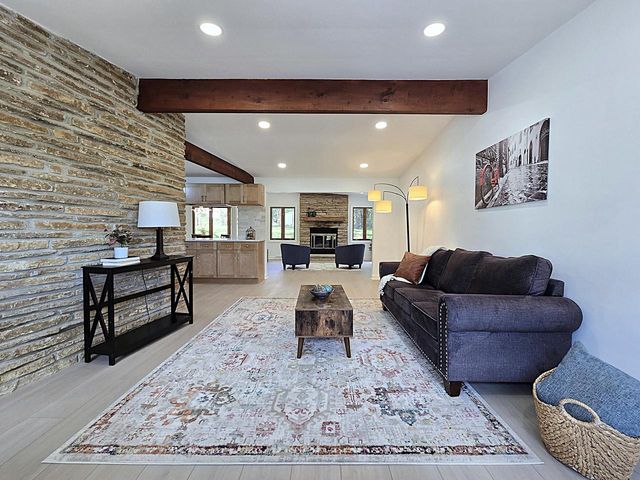 18400 Beverly Hills DRIVE, Brookfield, WI 53045