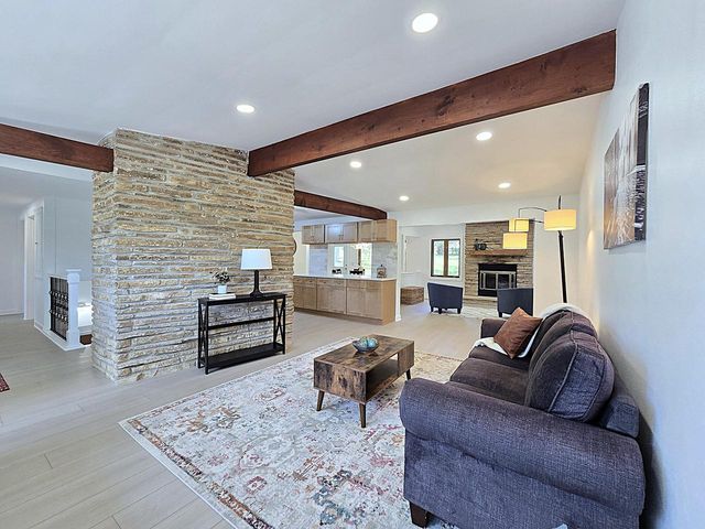 18400 Beverly Hills DRIVE, Brookfield, WI 53045