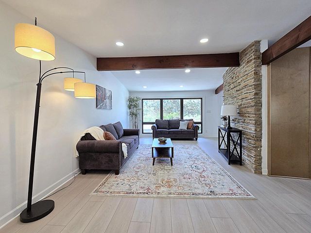 18400 Beverly Hills DRIVE, Brookfield, WI 53045