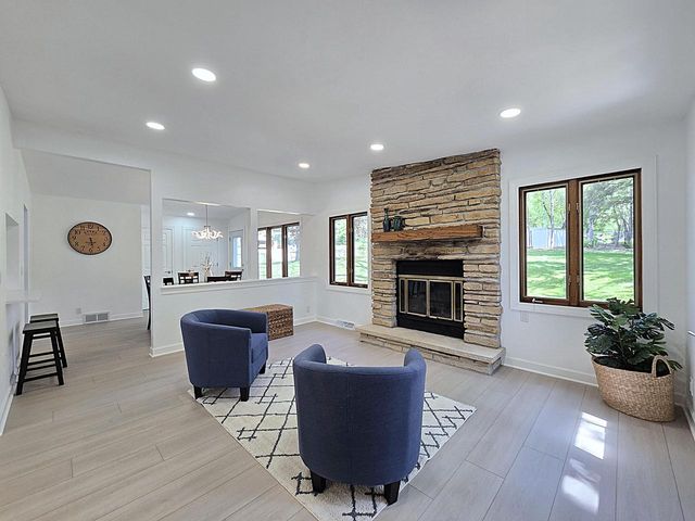 18400 Beverly Hills DRIVE, Brookfield, WI 53045