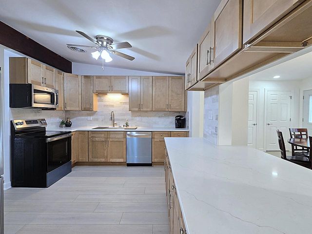 18400 Beverly Hills DRIVE, Brookfield, WI 53045