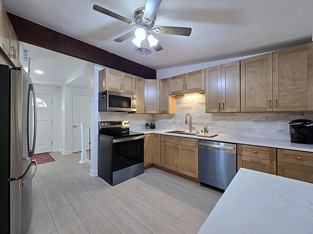 18400 Beverly Hills DRIVE, Brookfield, WI 53045