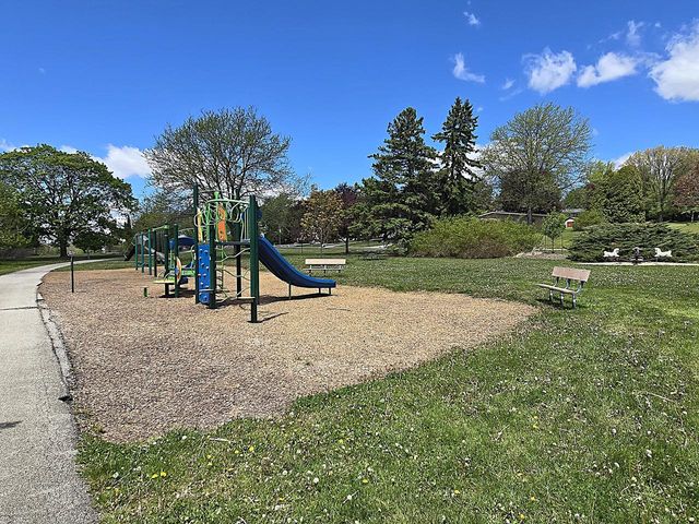 18400 Beverly Hills DRIVE, Brookfield, WI 53045