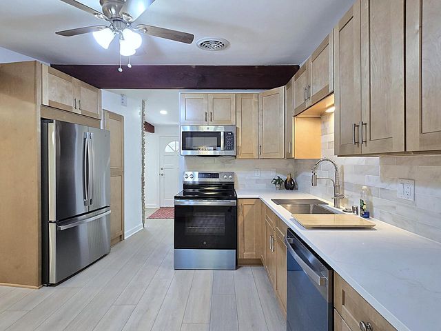 18400 Beverly Hills DRIVE, Brookfield, WI 53045