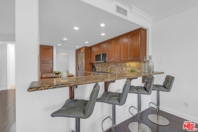 143 N Arnaz Drive 304, Beverly Hills, CA 90211