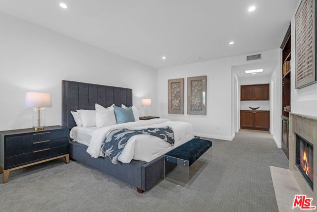 143 N Arnaz Drive 304, Beverly Hills, CA 90211