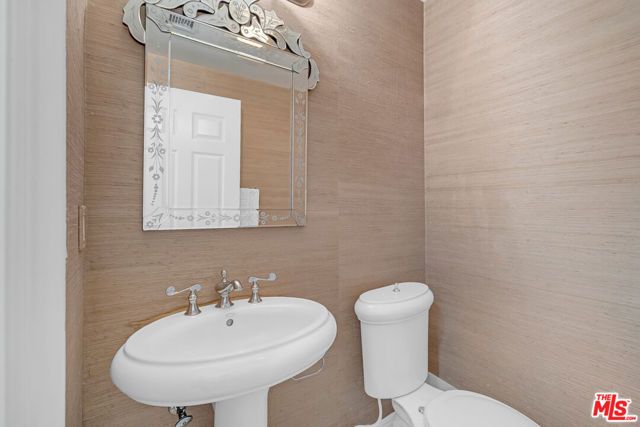 143 N Arnaz Drive 304, Beverly Hills, CA 90211