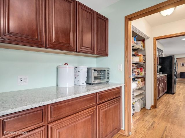 612 Stuart Drive, Carol Stream, IL 60188