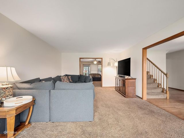 612 Stuart Drive, Carol Stream, IL 60188