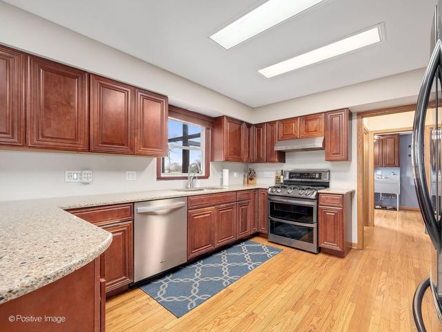 612 Stuart Drive, Carol Stream, IL 60188