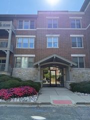 275 E Railroad Avenue 206, Bartlett, IL 60103