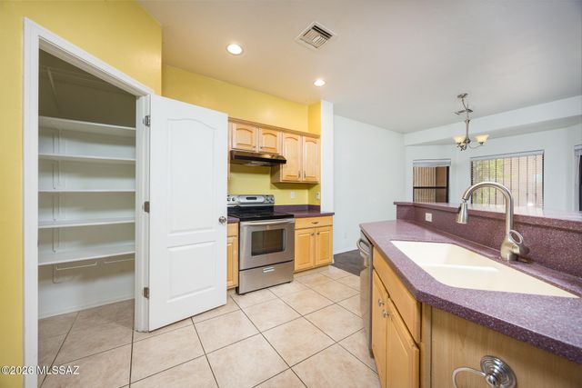 222 E Calle Del Capullo, Green Valley, AZ 85614
