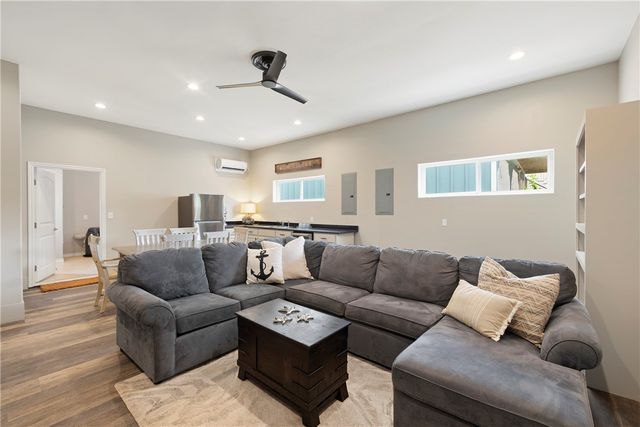 853 Oceanside Dr, Port Aransas, TX 78373