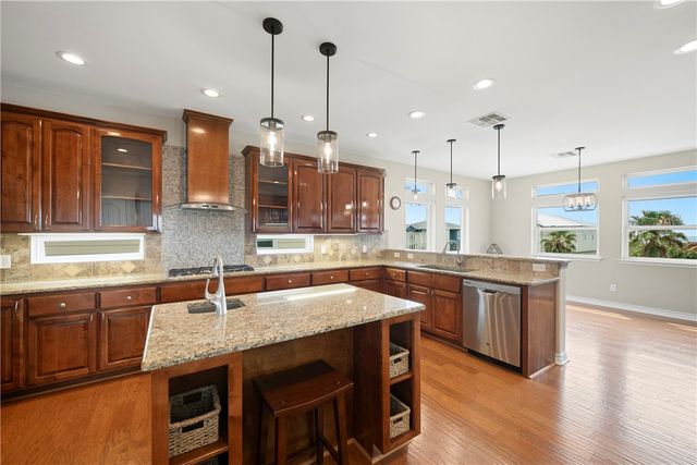 853 Oceanside Dr, Port Aransas, TX 78373