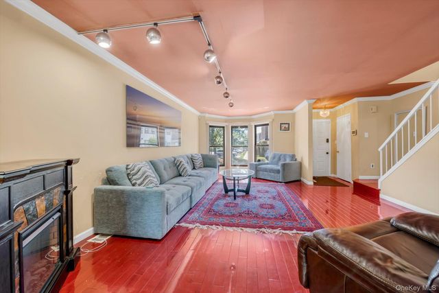 14 Vanderbilt Way 14, Valley Stream, NY 11581