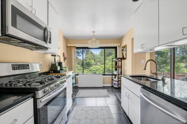14 Vanderbilt Way 14, Valley Stream, NY 11581