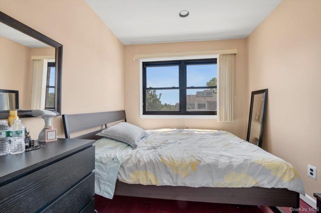 14 Vanderbilt Way 14, Valley Stream, NY 11581