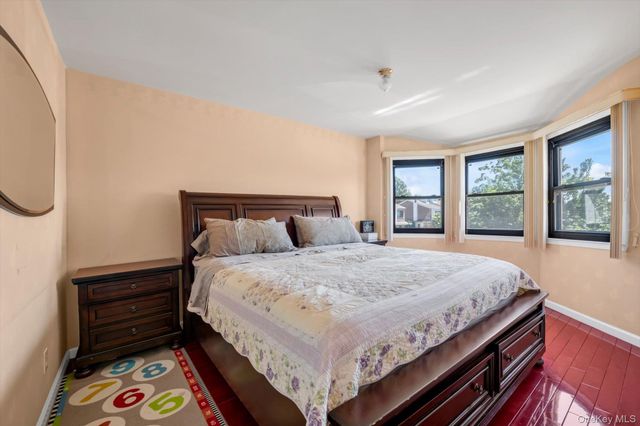 14 Vanderbilt Way 14, Valley Stream, NY 11581