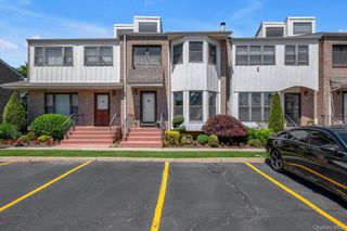 14 Vanderbilt Way 14, Valley Stream, NY 11581