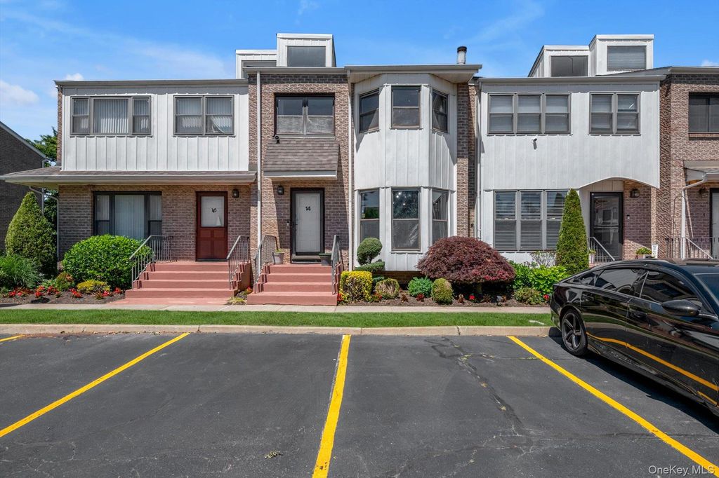 14 Vanderbilt Way 14, Valley Stream, NY 11581