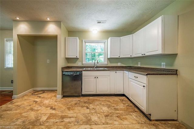 3155 Rainbow Avenue, Pfafftown, NC 27040