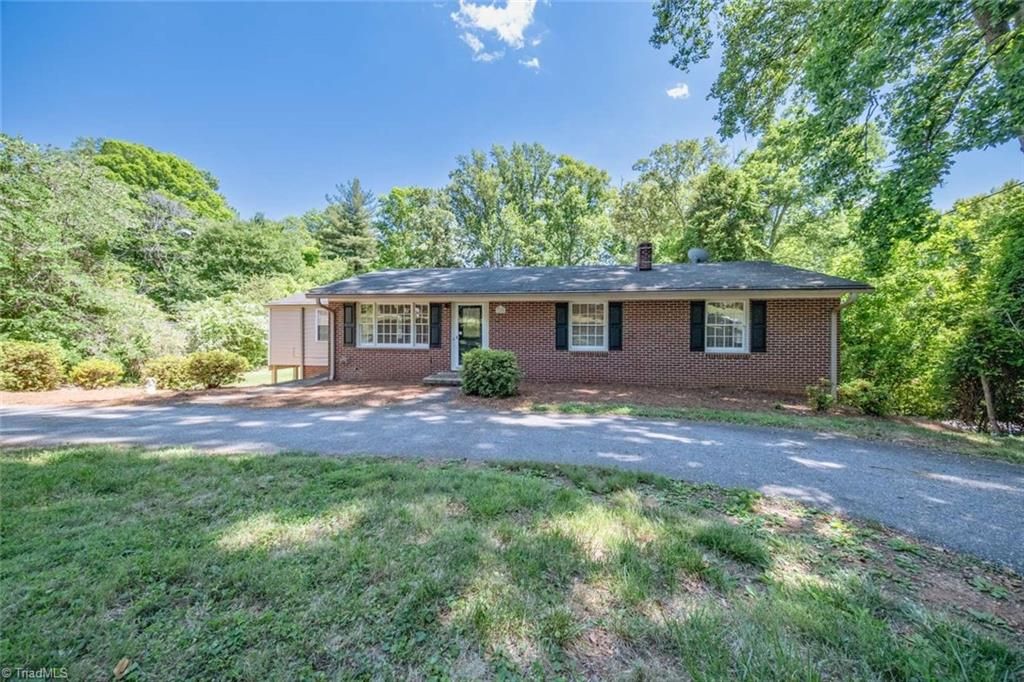 3155 Rainbow Avenue, Pfafftown, NC 27040