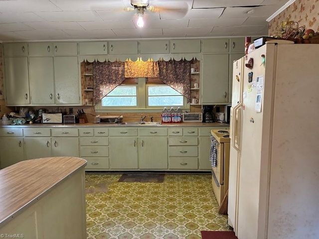 138 Peacehaven Circle, Mount Airy, NC 27030