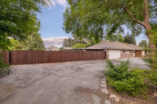 6160 N Sheridan Road, Clovis, CA 93619
