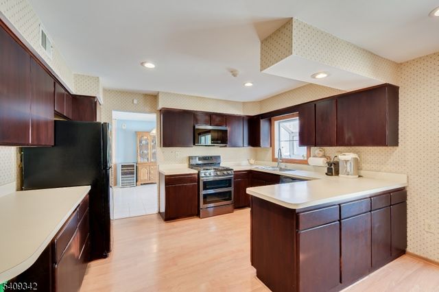 5 Woodmere Rd, North Brunswick Twp., NJ 08902