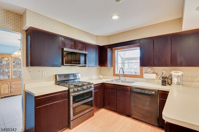 5 Woodmere Rd, North Brunswick Twp., NJ 08902